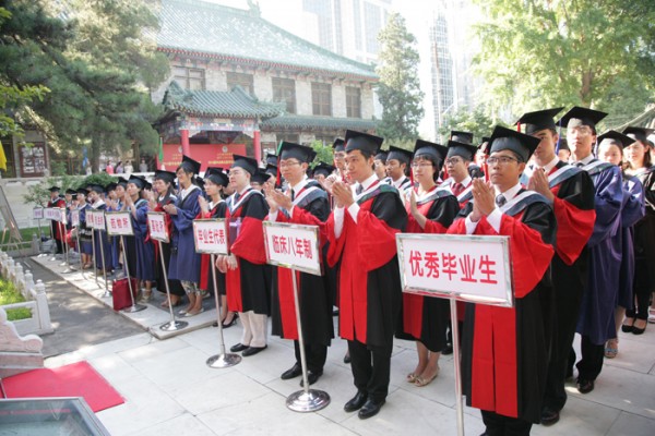 beat365英国官方网站隆重举行2014年毕业典礼暨学位授予仪式9